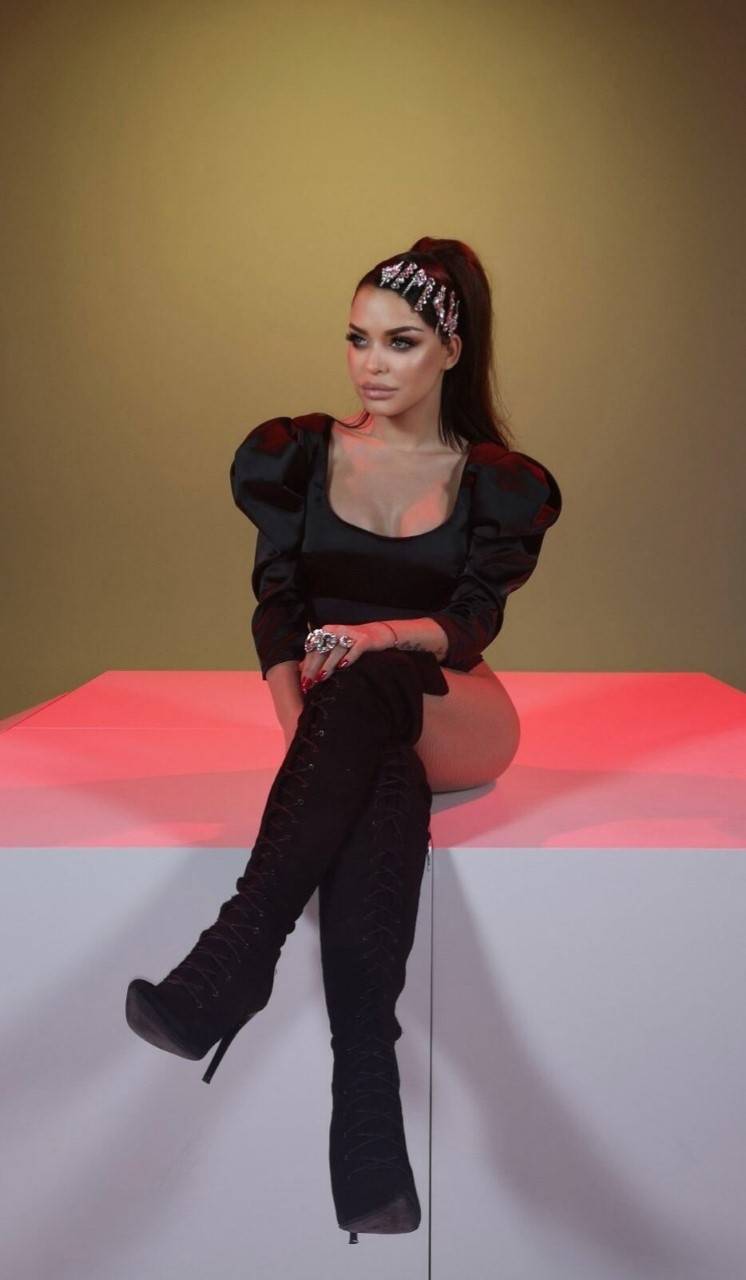 BLAŽENA MEĐU MUŠKARCIMA: Aleksandra Mladenović promenila imidž za novi spot (FOTO) 4 022d2faeed243773e4bfc792bcf8745df9dc33e1