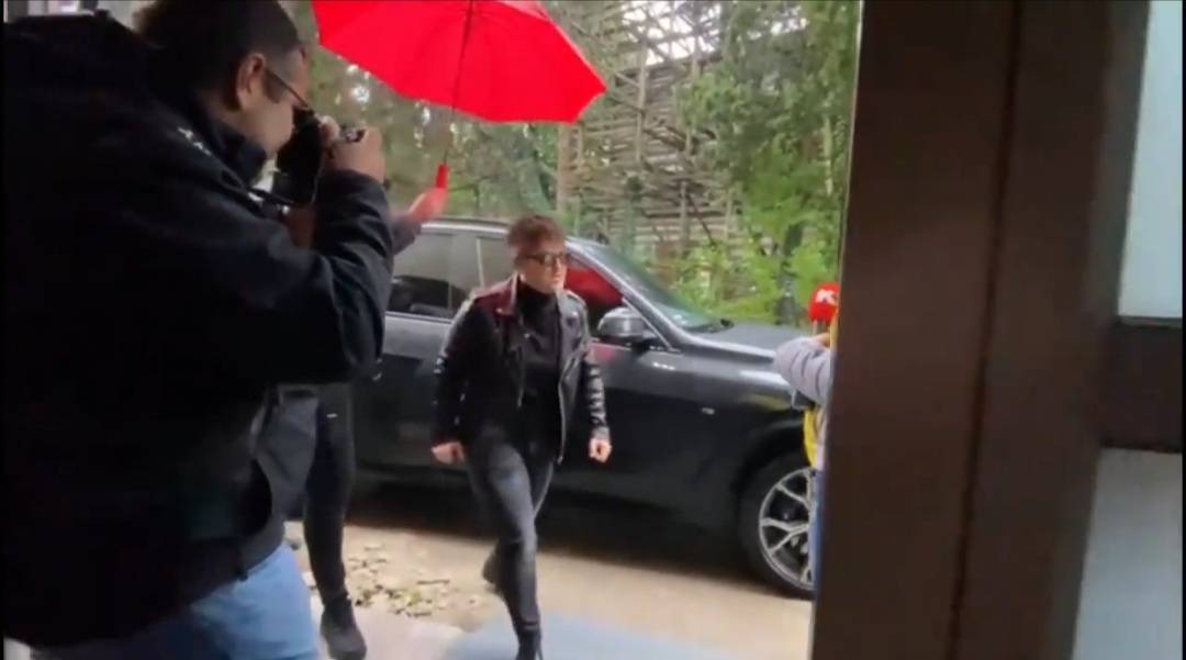 PRKOSE KIŠI: Ceca SIJA kao Nova godina, a tek da vidite rokerku Maru i Bekutu (VIDEO) 4 02e239421de2320564604843ead097e407f3ef45