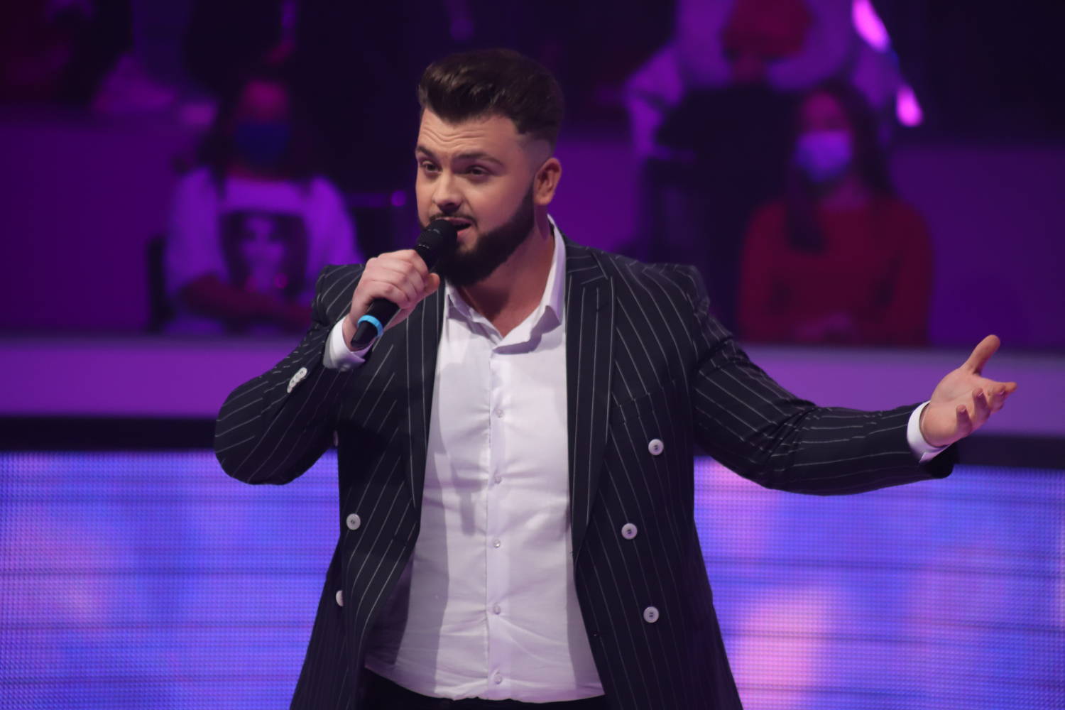 Karleuši se GADIO način pevanja Marijinog takmičara, ona urgirala: "HALO POLICIJA, zašto ona komentariše?!" 2 02e930542956974f0d3599ab708ee14ba13b5542