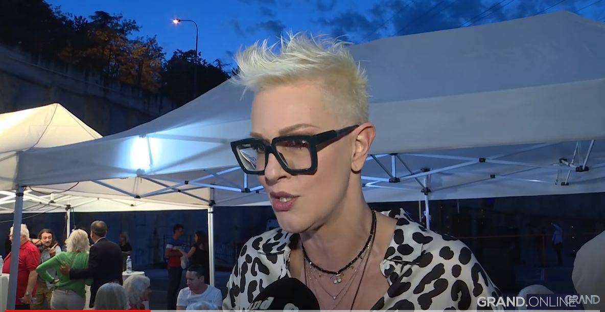 BEZ ŠMINKE I FOTOŠOPA: Tijana Dapčević ODUŠEVILA SELFIJEM sa plaže (FOTO) 2 0346cc184760e964a24020ad21130add59ea412d