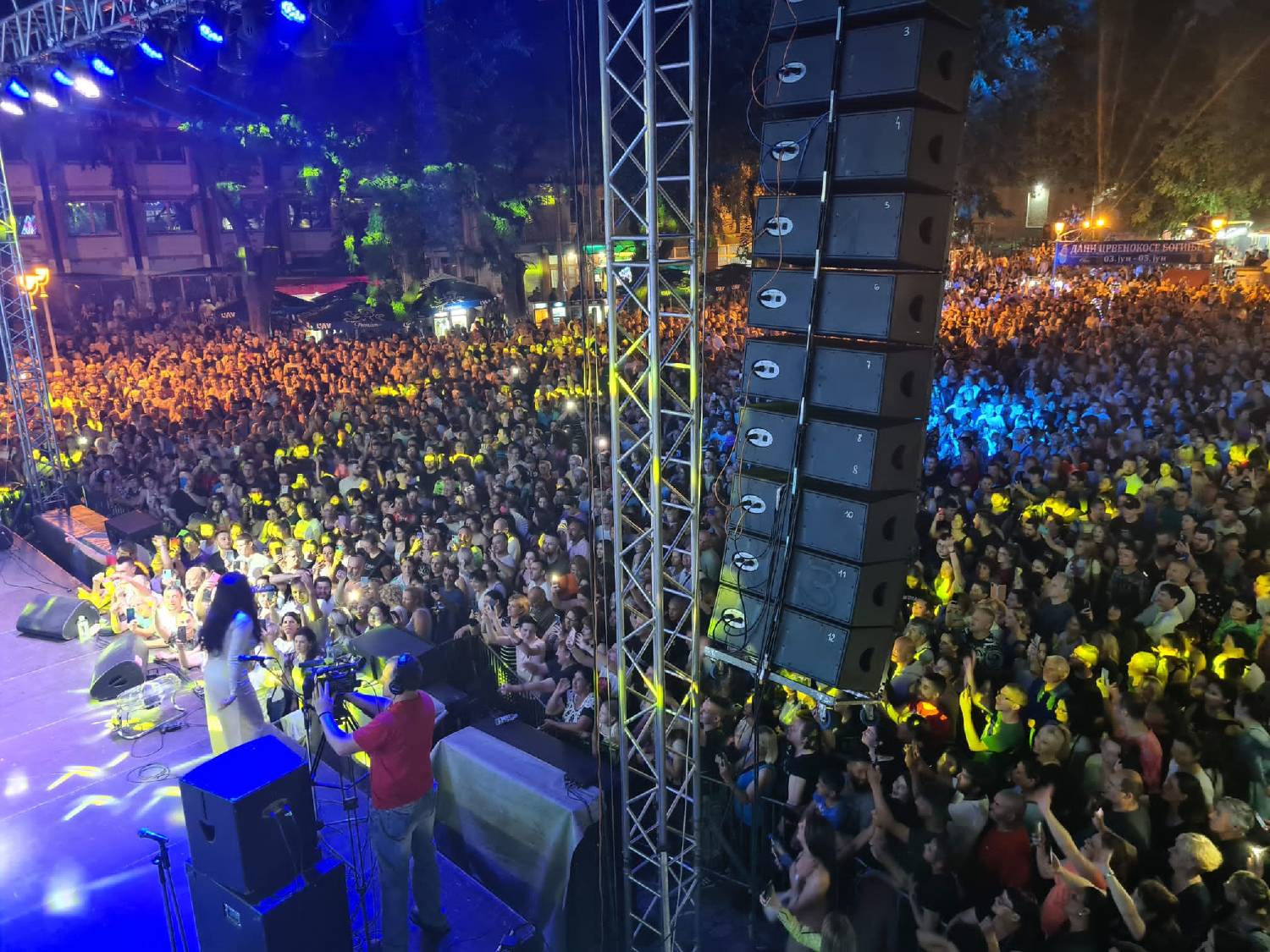Dragana Mirković oborila rekord u Odžacima, pa posebnu pesmu otpevala svom fan klubu (FOTO) 4 0496a72eaca4beccc738e85fb24f266f3c83780b
