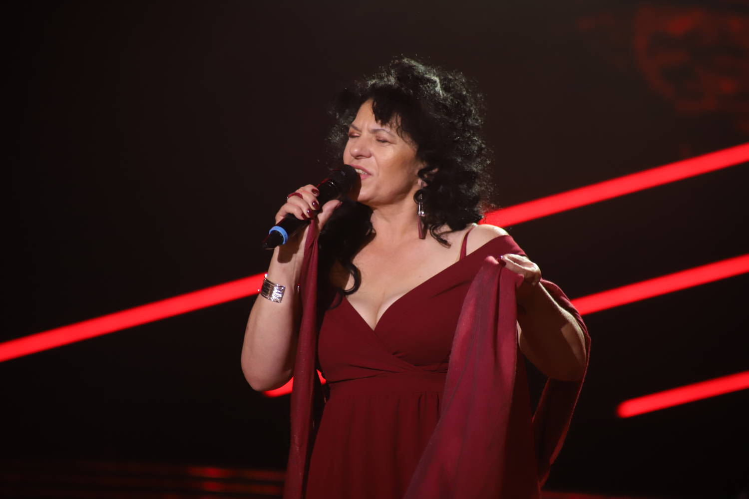 Izašla je na scenu kao OPERSKA DIVA, Žika nije štedeo komplimente! 2 04b86fc8c129fd105dc6182e2dcbcf79d7b91eee