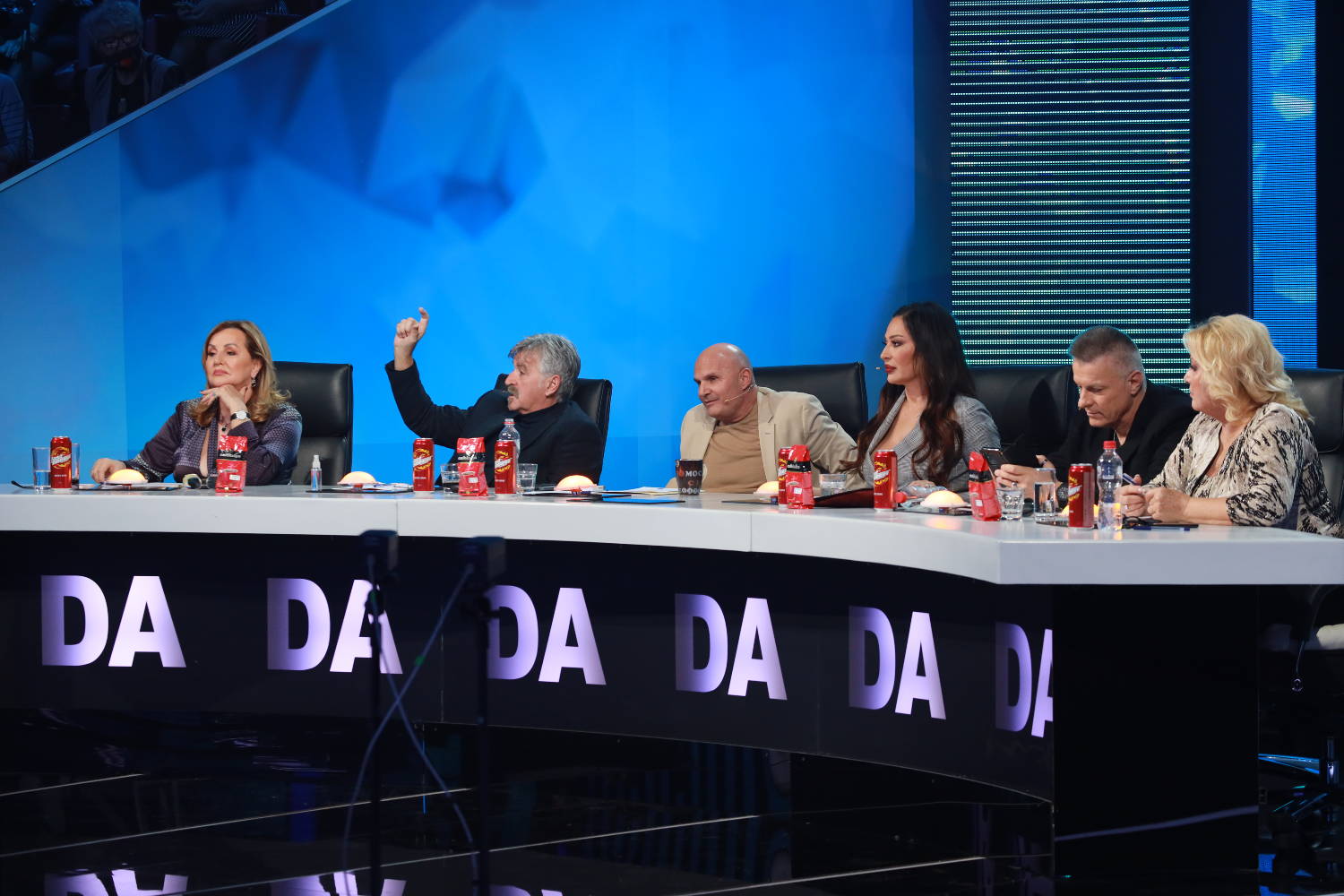 HAOS U STUDIJU: Ceca PRETILA Popoviću, pa pokušala da UDARI Mariju: "Mrtva si, pali" (VIDEO) 2 04fd82187354be56e9c6dad880a52a4cc36b4ff7