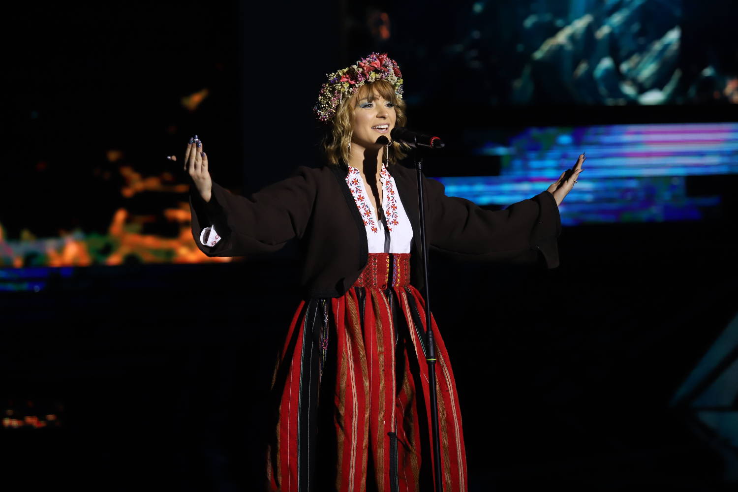 "POLAKO, IMA DEVOJKU" Ceca se zanela u davanju komplimenata, kolege je odmah pecnule! 3 052d44e5fa87c8b827510b335e8189aad1365a22