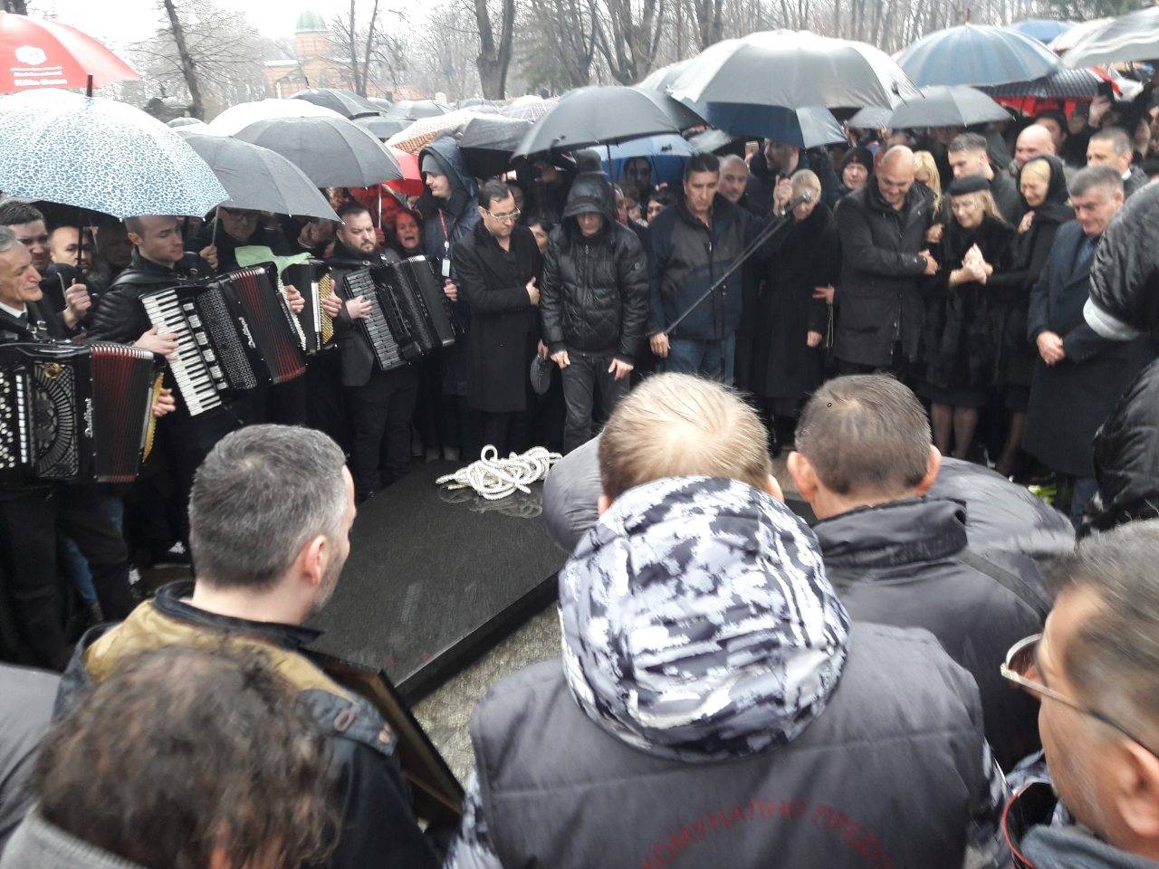 I NEBO JE PLAKALO na sahrani ŠABANA ŠAULIĆA! 4 098afd3e76c1695a21519a491f1b6211ed0efdc9