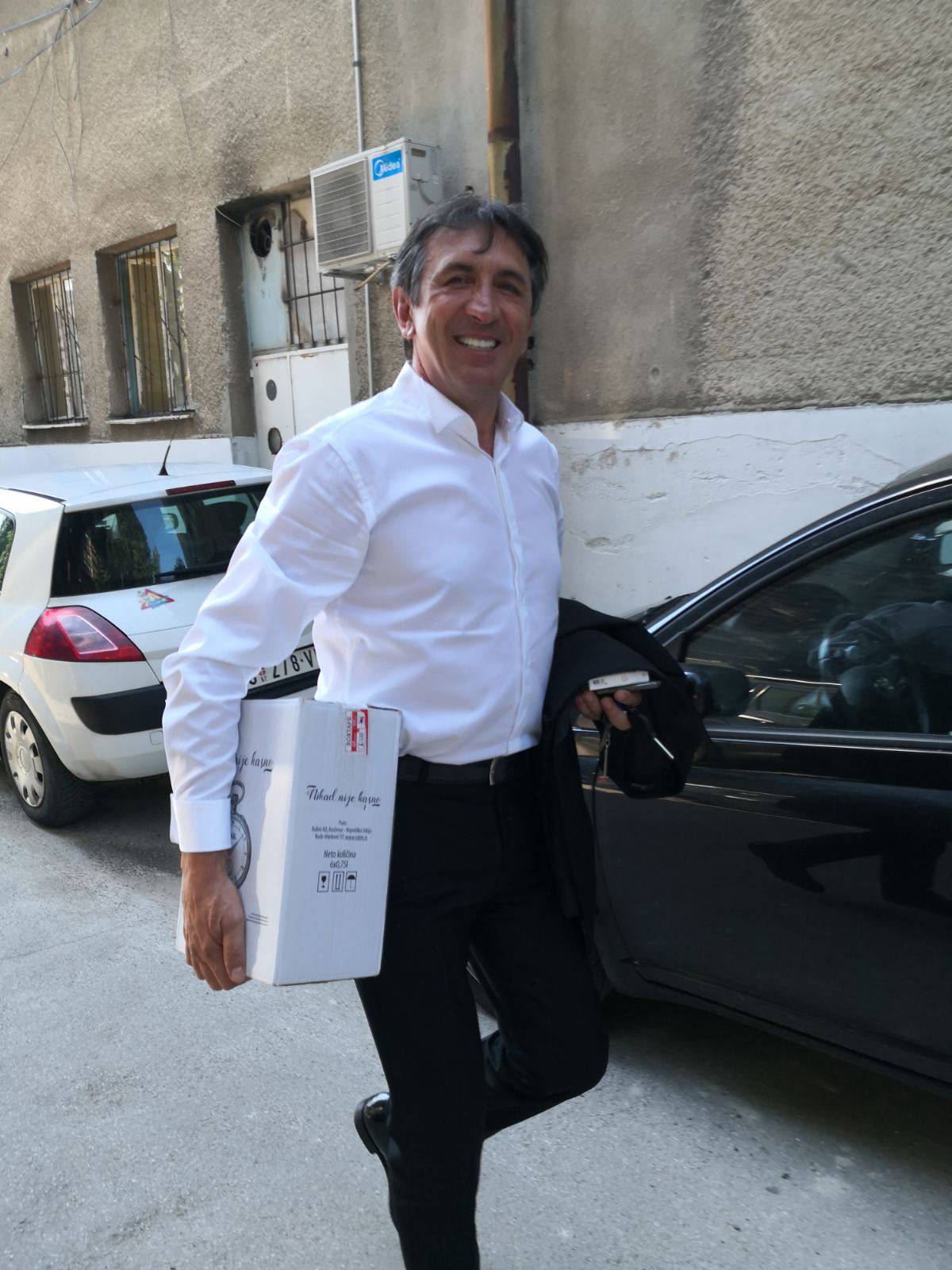 Žika Jakšić stigao na snimanje, a tek da vidite šta nosi u ruci (FOTO) 3 0bbc6133007efc38f32f40960ac2207f8da873c6