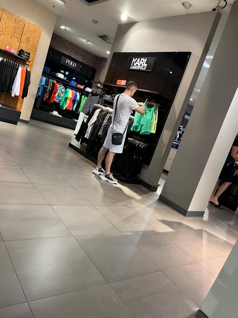 ODREŠIO KESU Zvezda Granda UHVAĆEN u tržnom centru dok je pazario SKUPOCENU GARDEROBU (FOTO) 3 0c8b813c3c721f4bbe88ce0571a167df3a57b1b5