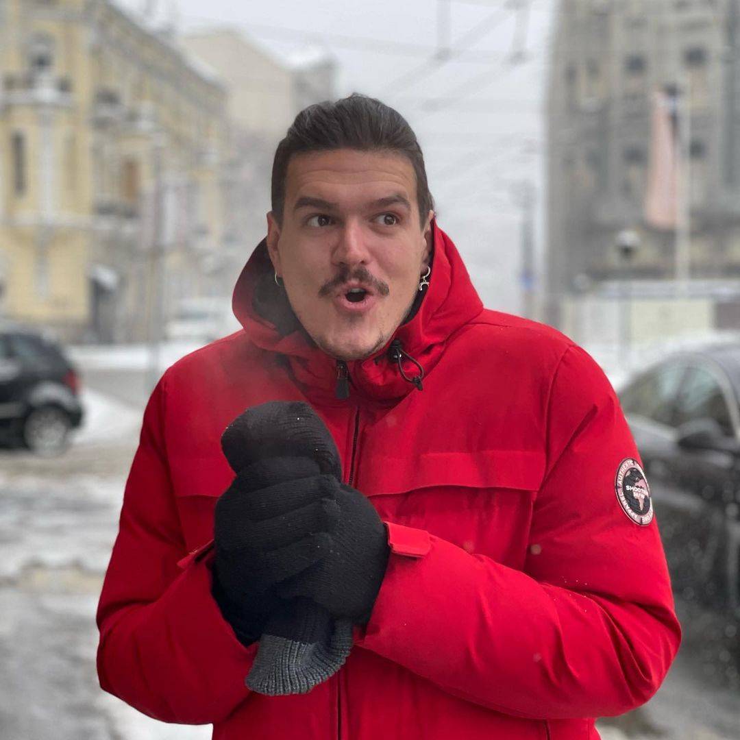 Isak Šabanović delio vizit karte po gradu, a onda PREOKRET: "Bacio je u smeće" (VIDEO) 2 0ea9c948c1d2c2dd1766e70d5908a2a78f068b12