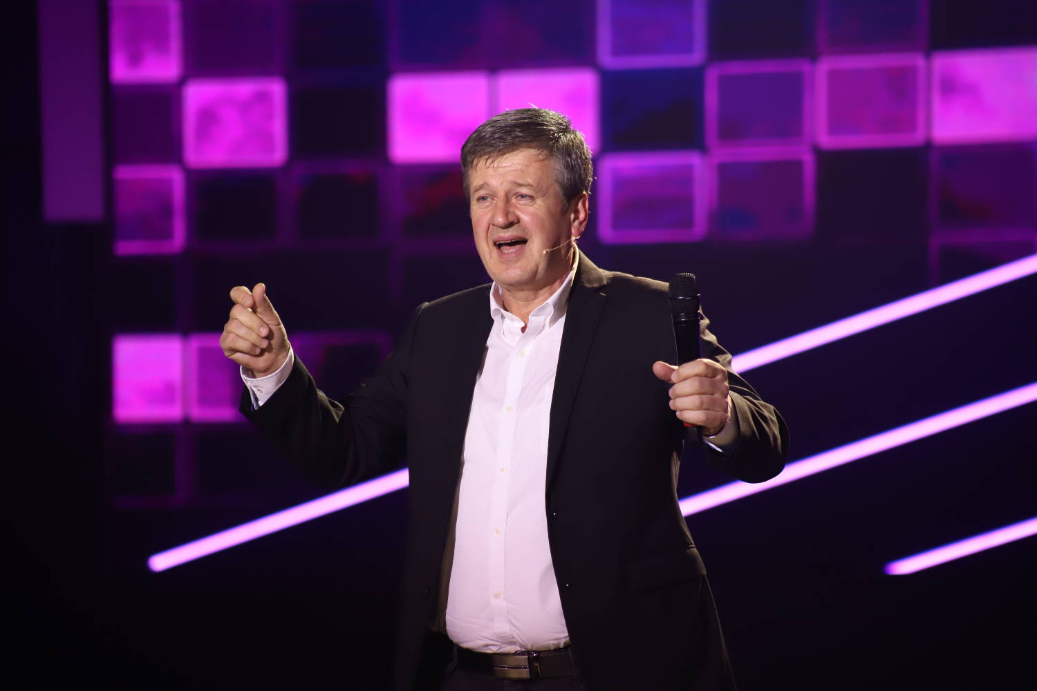 Bez njegove pesme NEMA UDAJE! Pevač u ŠOKU kada je čuo GDE se još peva: "To je moja lična karta" (VIDEO) 2 114ac3dfd17388f94c2218d3932da31311b78916