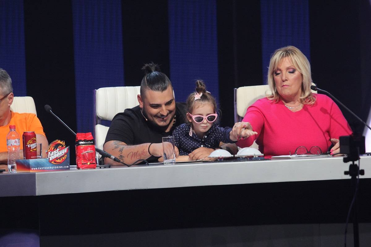 Ćerka Darka Lazića PREKINULA intervju, pa nas NASMEJALA DO SUZA komentarom o Jeleni Karleuši i Mariji Šerifović (VIDEO) 2 147624c9cb79a8c2d46a8ba9d081761b54dd35fe