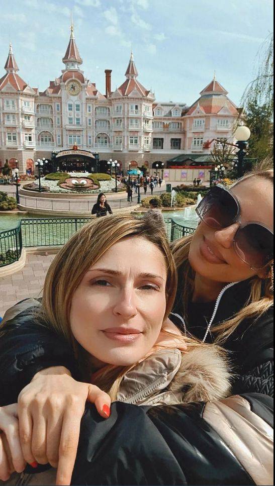 KAKAV GEST! Rada Manojlović otputovala u Pariz, pa sestri priredila IZNENAĐENJE ZA PAMĆENJE (FOTO) 4 190ba15f9de0896e20e2e17360d4a660631b268a