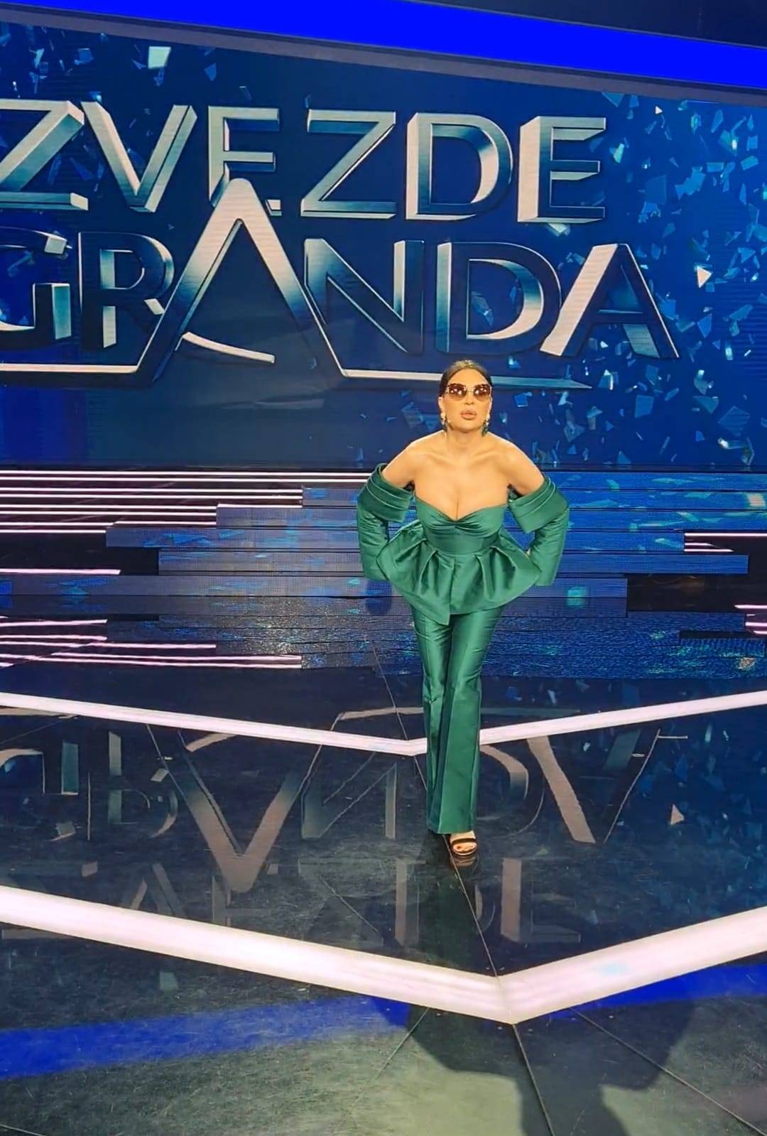 NEĆE VAM BITI DOBRO: Ceca ZAPALILA studio današnjim stajlingom (VIDEO) 2 1bf5d1ef8aa24bd2dc45a4cb327442229558bb74