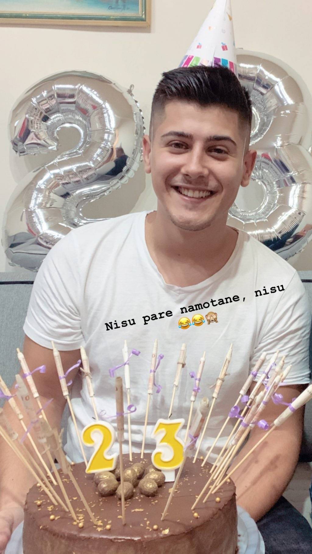 Drugari pozvonili na vrata Arminu Dediću i doneli tortu, a kad ih je video uradio je nešto PRESMEŠNO (VIDEO) 2 1cbb469b6dd8b96f1a711fa0e05482ed72ef9d61