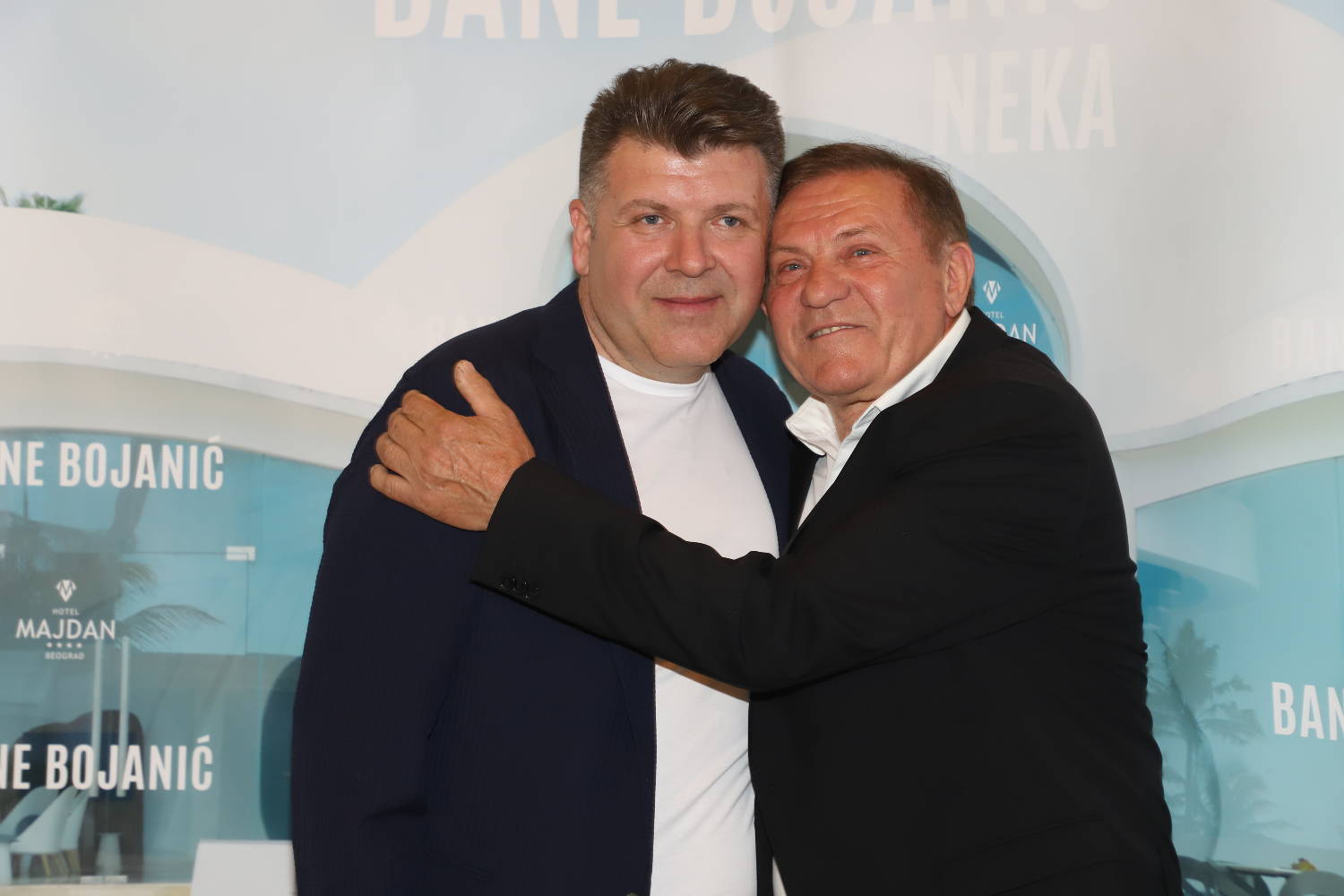 KAKAV POVRATAK NA SCENU: Bane imao tremu na promociji, ali kad se latio mikrofona, sve je zaboravio (VIDEO) 3 1cbd2473481112b9d4c994dd59217e826069e583