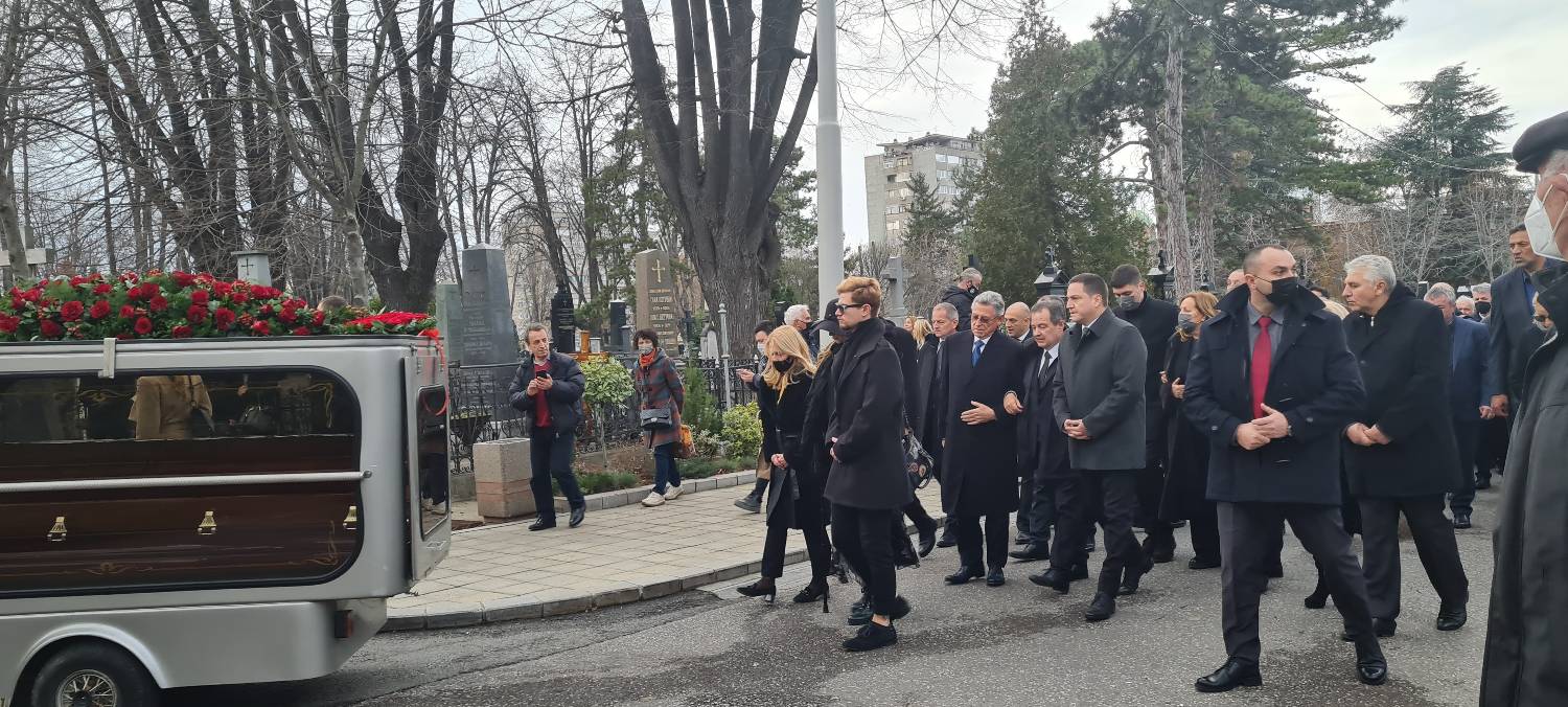 SRCE DA PUKNE: Milutin Mrkonjić sahranjen uz omiljenu pesmu "PUTUJ U VEČNOST" 8 1ff991ac82311a107d02e124eda8bbd5c6c880a4