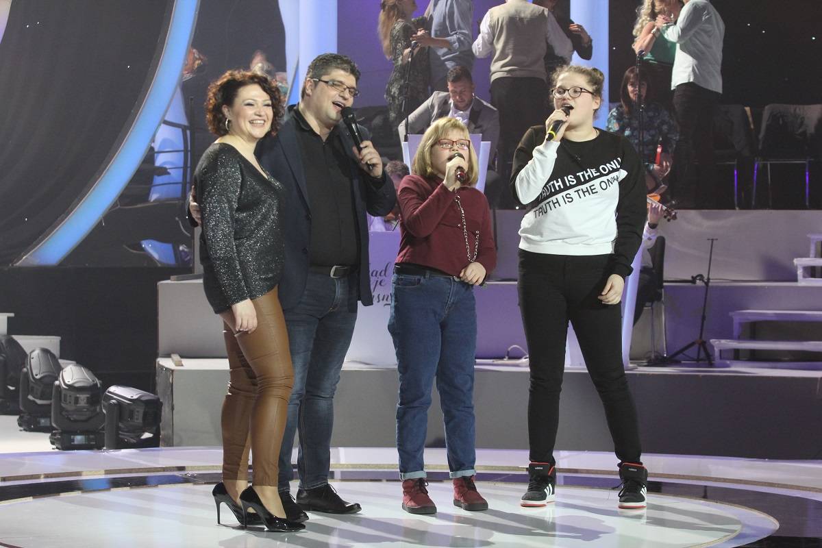 BITNO JE ŠTA ŽENA MISLI: Igor je ponovo pevao svojoj supruzi, a sve je VRVELO od emocija kada mu se porodica pridružila na sceni (FOTO) 3 205485091e4f75ab7bf78d4164b55338efd6bffd