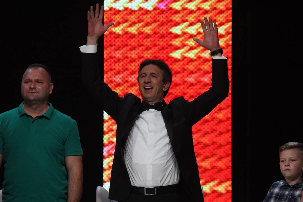 Ceo život zaljubljeni u muziku, a večeras je njihov san počeo da se OSTVARUJE: Pogledajte celu epizodu "Nikad nije kasno" (VIDEO) 3 207a4265e8e846834bc31a1fc62d69c8e2196464