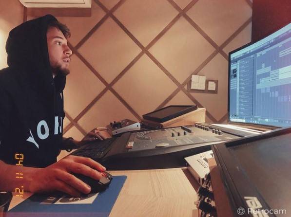 Joca Stefanović SPONTANO SEO ZA KLAVIR u studiju, i počastio ceo Grand OVOM PESMOM! (VIDEO) 2 20b8028a85904f90912dda5ca9742506e1f101b3