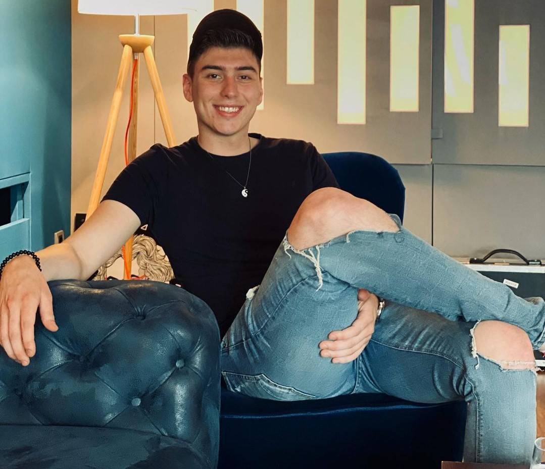 Mahir Mulalić POKIDAO HIT Dina Merlina, fanovi PREPLAVLJENI EMOCIJAMA (VIDEO) 2 21ab04a99f03e7acf0f3b3a08969d89209a56e9f