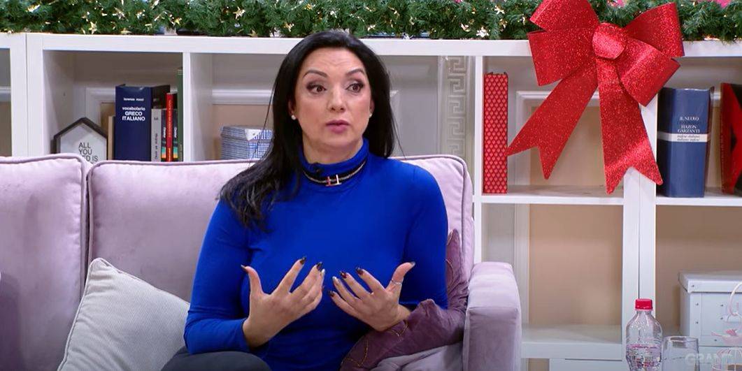 "Stavio je hrpu para na sto i hteo da ih gurne u grudi": Ono što je pevačica uradila zbog bakšiša dugo će se prepričavati (VIDEO) 8 2352579ad993186a966e7e85f4e0e2eb1063bd6a