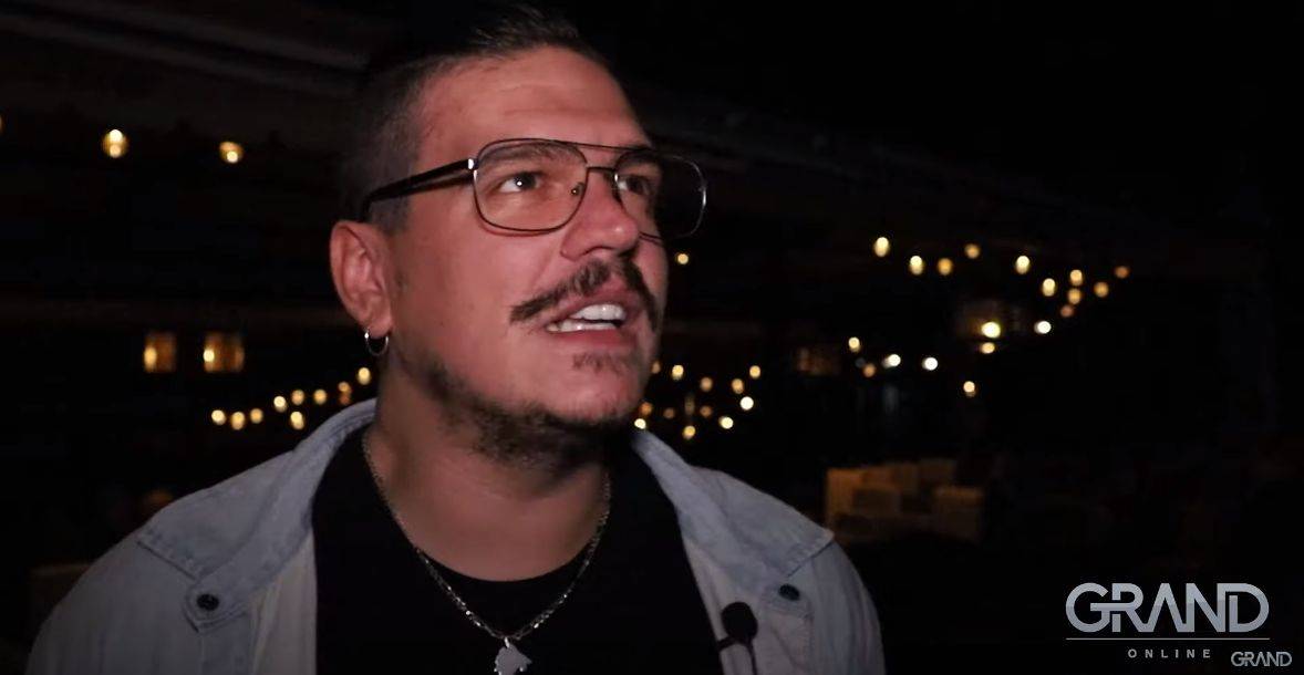 Isak Šabanović PROMENIO STAJLING, a zbog OVOG AKSESOARA izgleda potpuno drugačije (VIDEO) 3 237e8d9ae7d26bb483764b02110bae1a70d73286