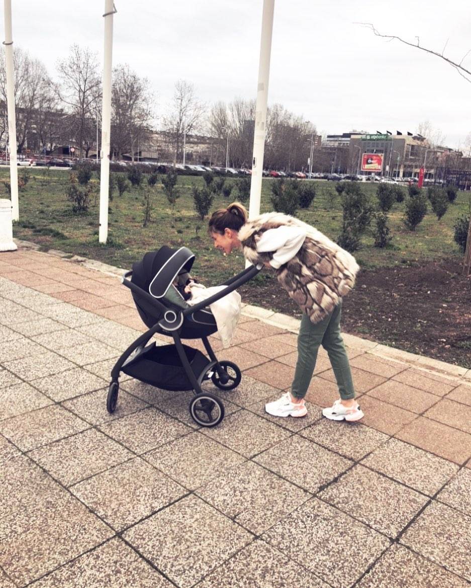 Parola ,,Snađi se''! Marina Tadić izvela ćerku u ''kućni'' park (VIDEO) 3 23f24988493c4146f727fce387b0ddfd3751172b