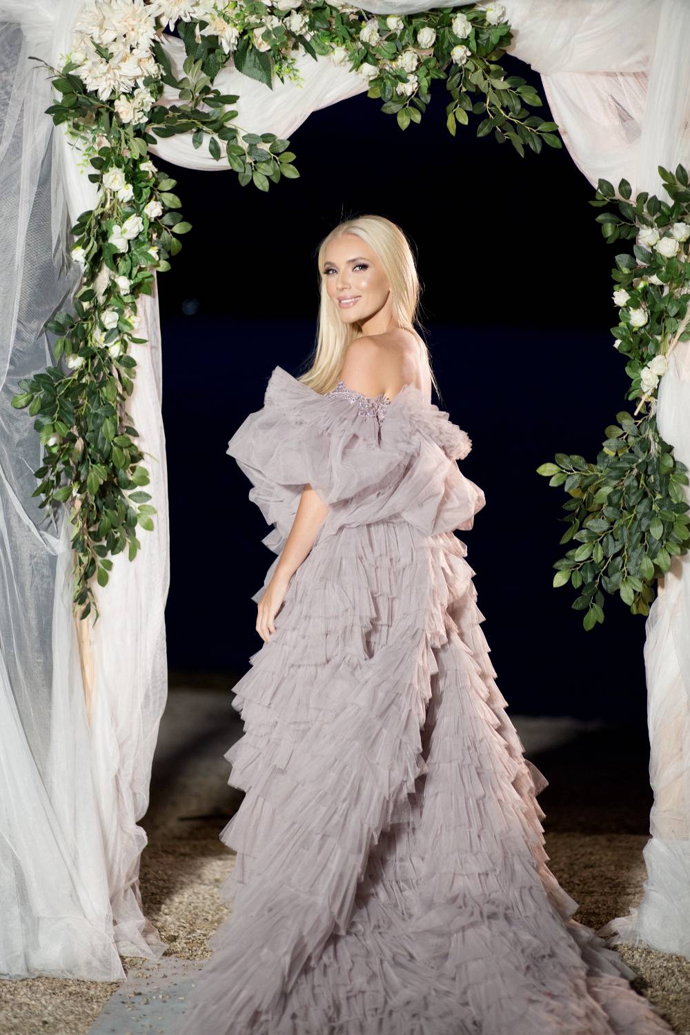 Nikolina Kovač objavila NOVU PESMU i SPOT: Komentari pršte, fanovi joj poručili: "OVO JE PERFEKTNO" (VIDEO) 5 2401132cab3a14f271e7a366a7ff033906c2db37
