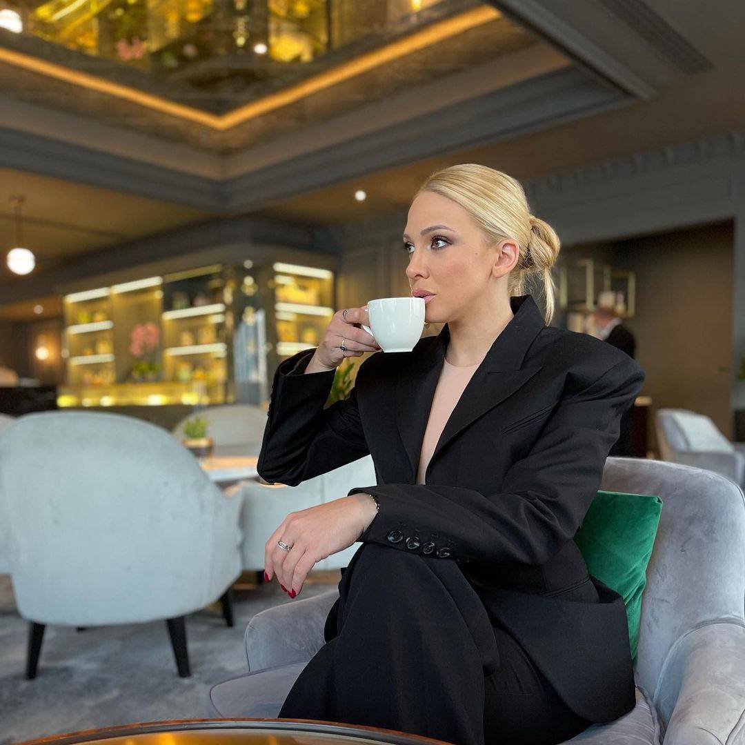 Milica Todorović ima TAJNOG udvarača: Na nastup stigao NESVAKIDAŠNJI POKLON 2 2594b117babf3290585c7af10cc29cba3d8822e8