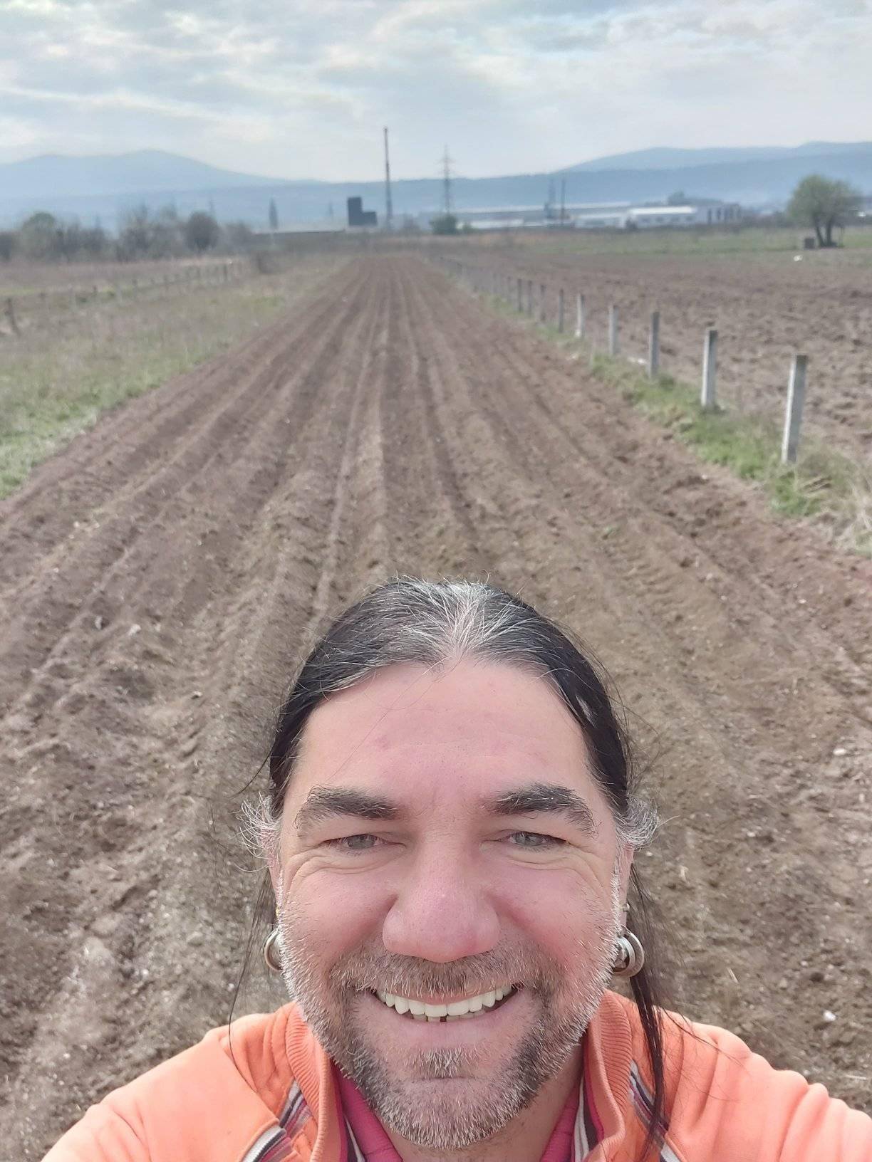 NIJE VILA, ALI BIĆE Okoreli roker ulaže u poljoprivredu i gradi kolibu na svom imanju (FOTO + VIDEO) 7 271a56042f0edccc178483a875b0578cf0666782