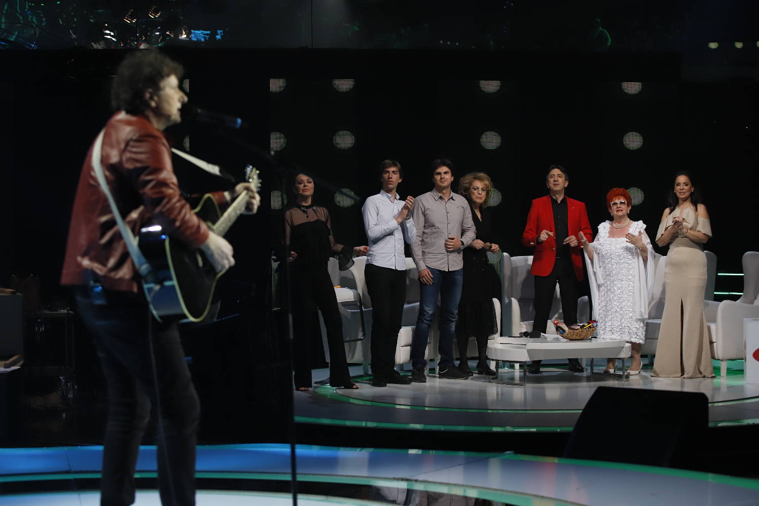POVRATAK U ‘80-e: Zijo Valentino dohvatio gitaru, pa zapevao HITOVE zbog kojih je sve u studiju uhvatila nostalgija (VIDEO) 3 278b78b03526e9682a96b23cec5761d3814e7b6a