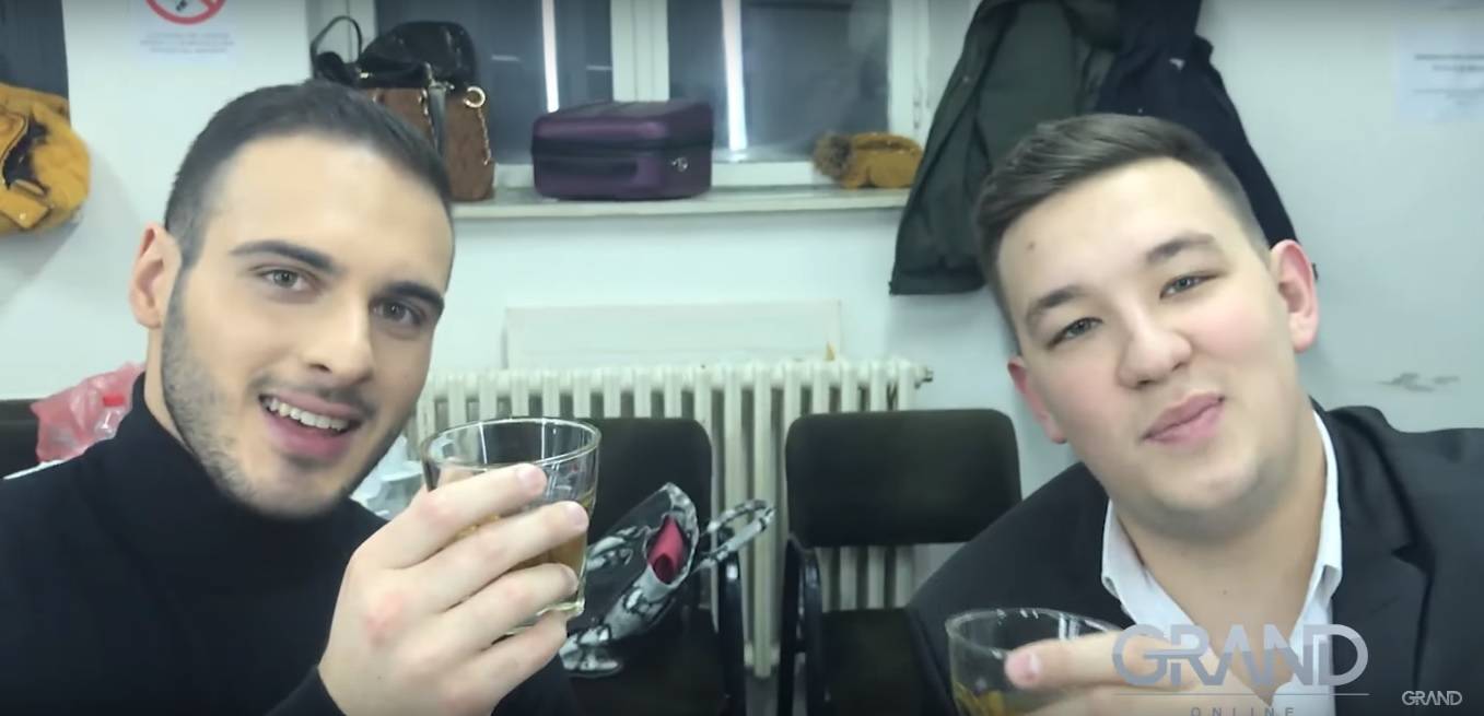 URNEBESNO: Riste i Uroš u epizodi "Stanlio i Olio" (VIDEO) 2 2838841681362ca92fa238659ae52a244e848ba1