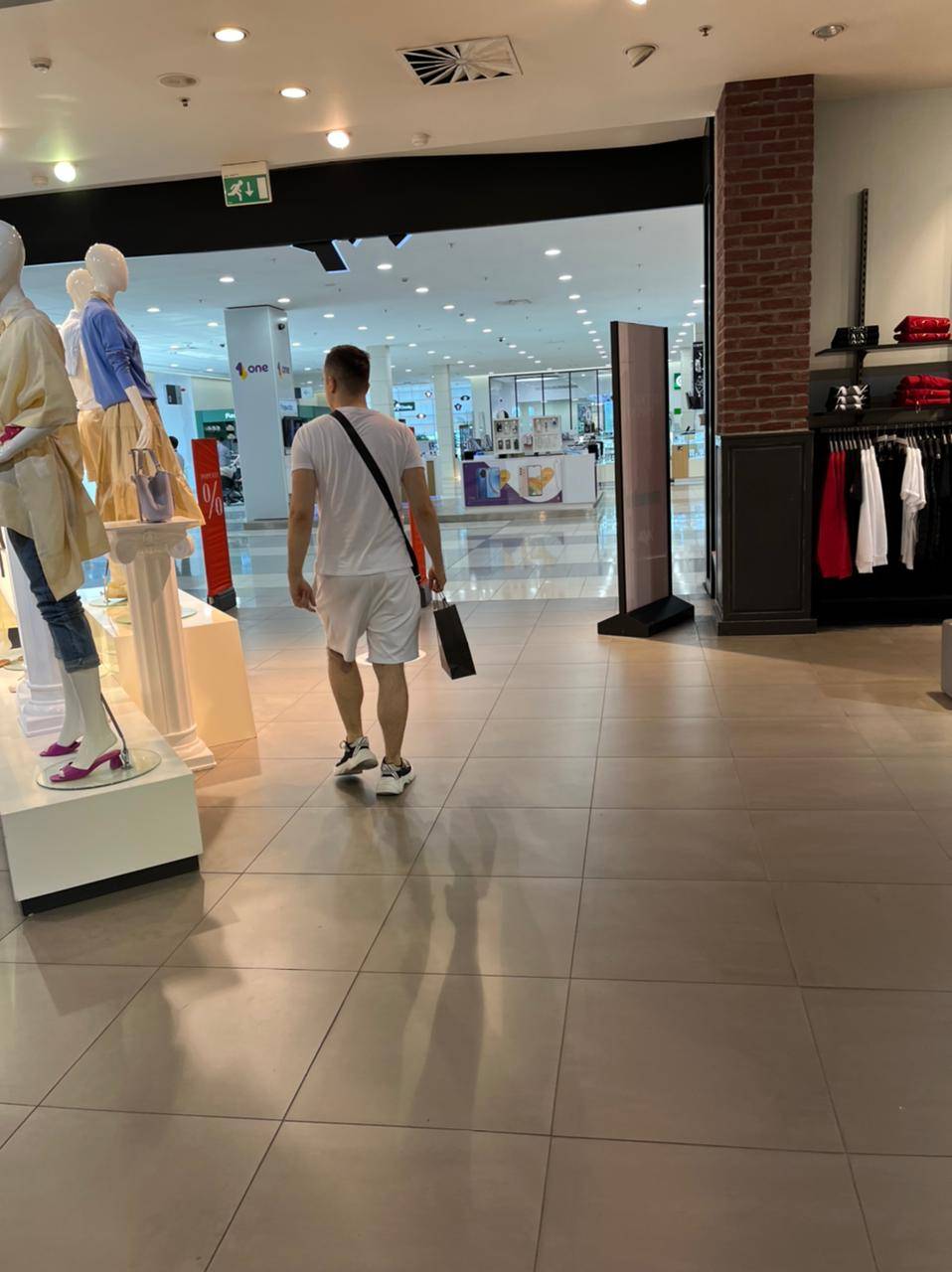 ODREŠIO KESU Zvezda Granda UHVAĆEN u tržnom centru dok je pazario SKUPOCENU GARDEROBU (FOTO) 7 29379fc526c6bc611b6708077512ffb5ed9e0a8f
