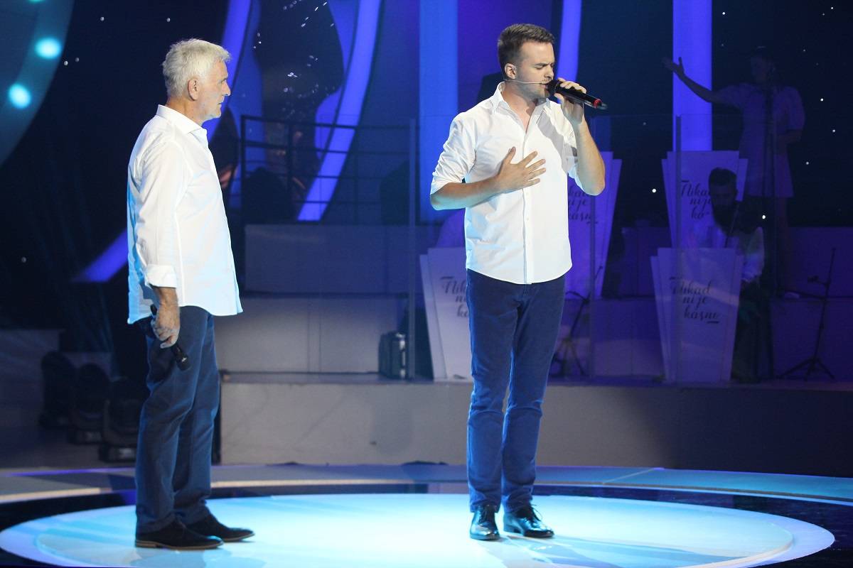 EMOTIVNE REČI Novopečeni deda dirnuo sve, a Dušan Svilar mu poručio: "Vi ćete tek da nam pevate!" (FOTO) 3 29fe3d3dec55c377a1582ca96b8c95927d53bf81