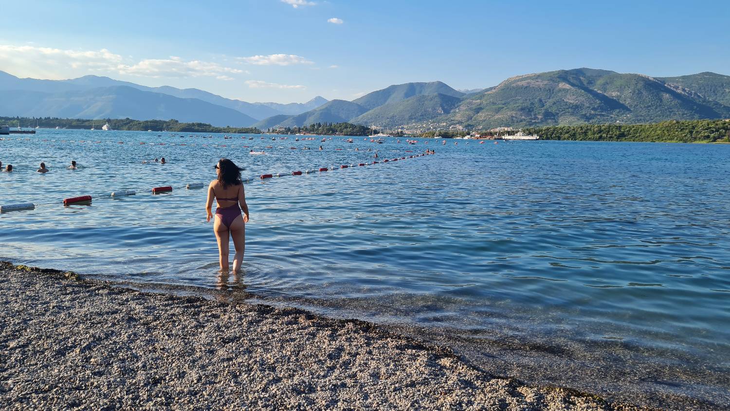 OVO NISMO OČEKIVALI: Zvezda Granda SE SKINULA NA PLAŽI I POKAZALA SAVRŠENO TELO (FOTO+VIDEO) 14 2a6760d52a5da8755f368a471177292984216b08