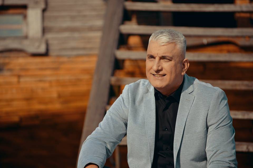 Nevres Hadžić usred kafića zapevao Šabanov hit (VIDEO) 2 2adff2cf4a0f3c55127128f9ddfdcb783560324c
