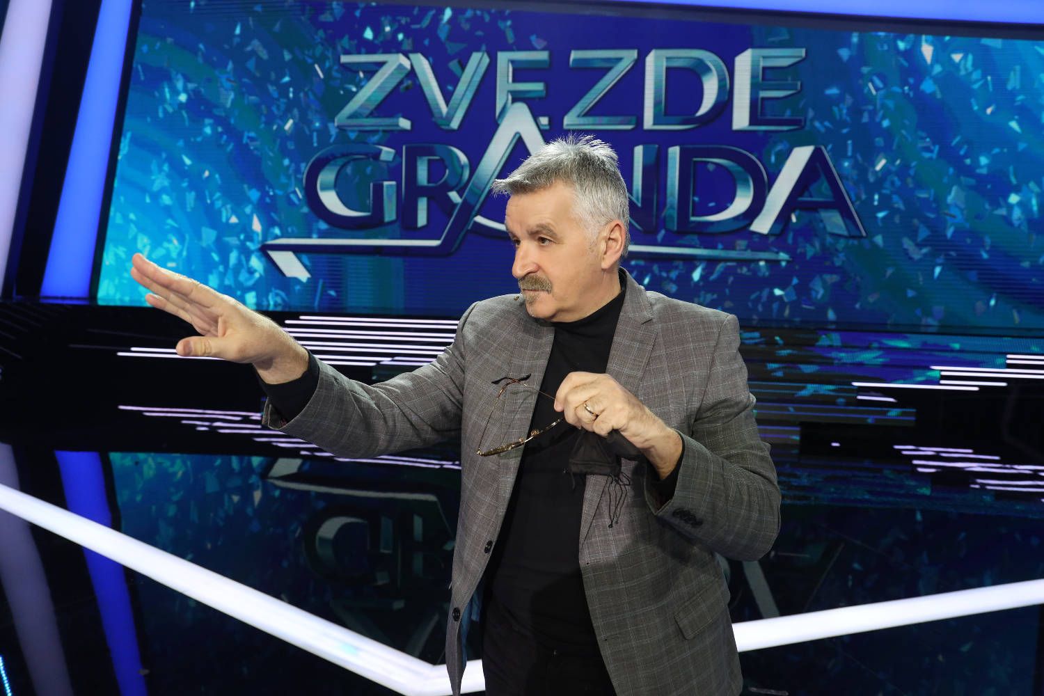 Nekada preslatka beba, a danas je jedan od OMILJENIH ČLANOVA ŽIRIJA u "Zvezdama Granda" 5 2b9ecd0239baca46a40e9da649db048cb53e004c