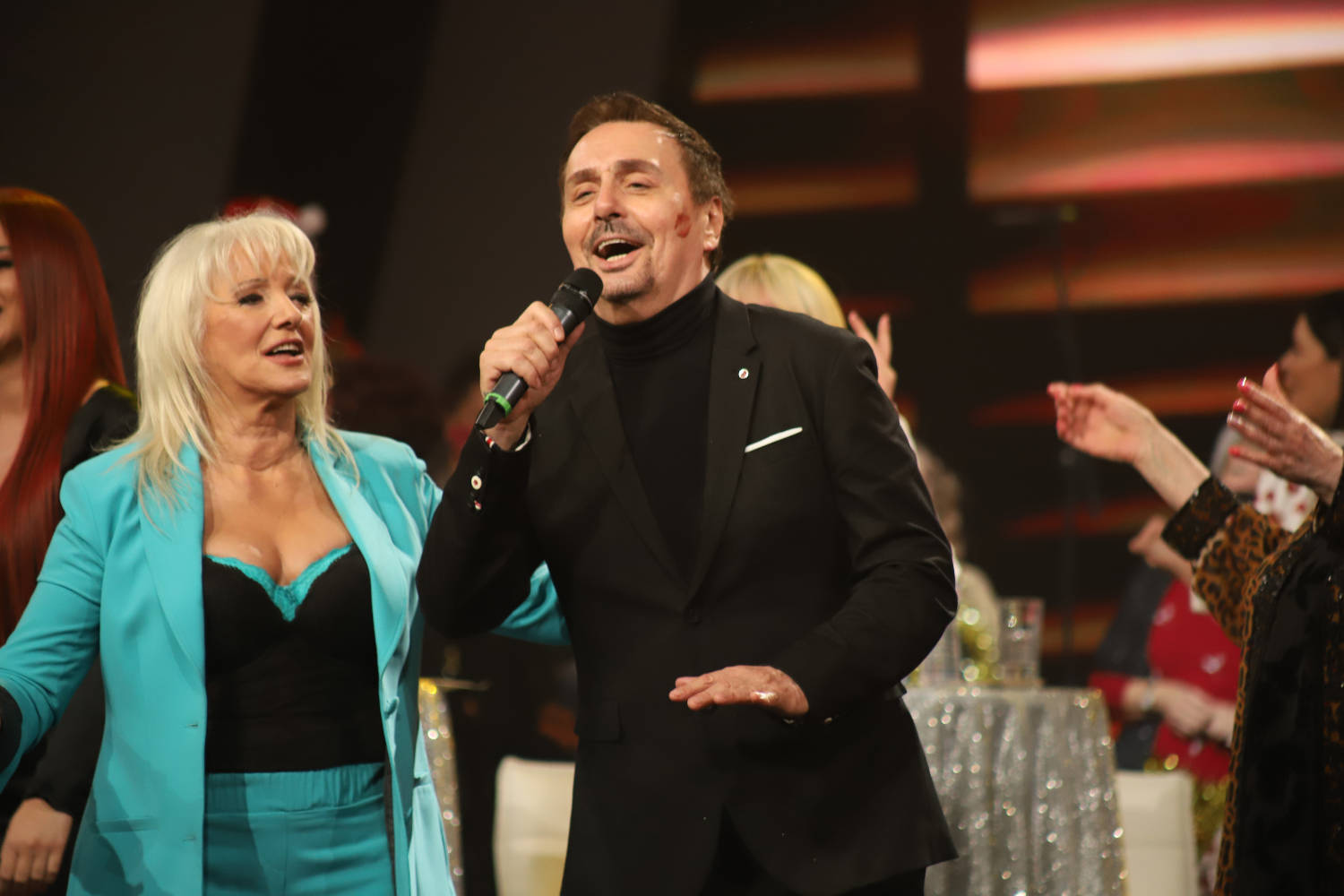 Lepa Lukić KOMPLIMENTOM koji je dala Kebi ZASMEJALA SVE U STUDIJU, pa čak i pevača! 3 2c231bb02b9ea674fd04caba7a873b466ae4da07
