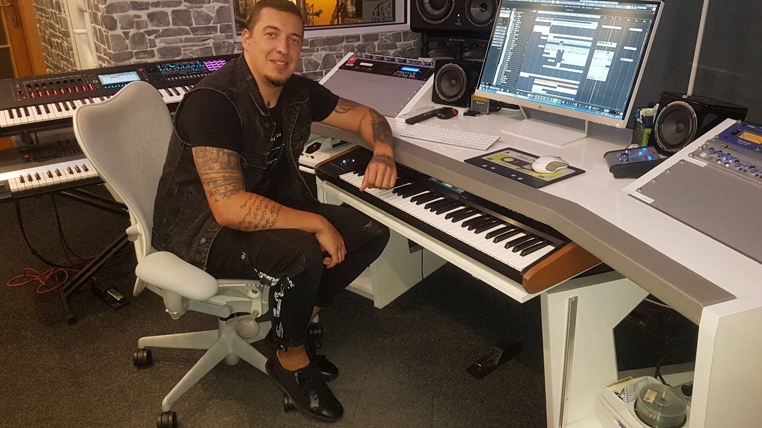 MNOGO KRVI I ZNOJA SMO OSTAVILI OVDE: Amar Gile otvorio vrata muzičkog studija u kom priprema novi album (VIDEO) 2 2d9146d99155caf57b5a8a6b0be9981e9a3e2c93