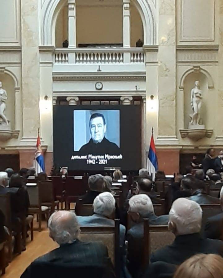 POČELA KOMEMORACIJA Milutinu Mrkonjiću: Bekuta neutešna, Dačić u suzama 2 2e08f05ff90f76e62c774b5013c0f80d748c11a5