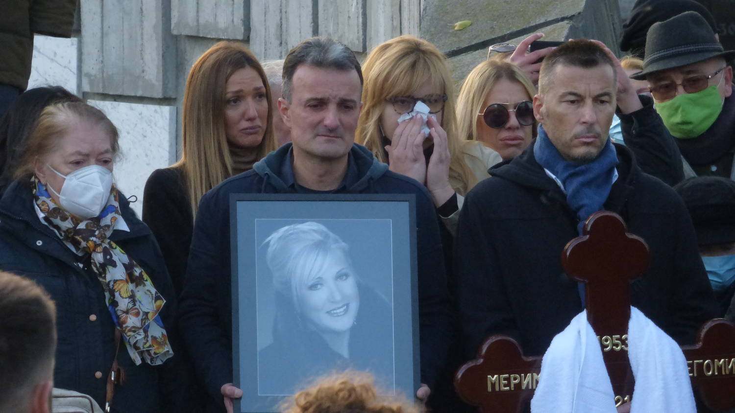 POTRESNE SCENE SA NOVOG GROBLJA: Merimina deca jecala, nisu mogla da se odvoje od majčine slike (VIDEO) 4 2f1ea56f717fcfe0a7d3679cb535817b5d107c8b