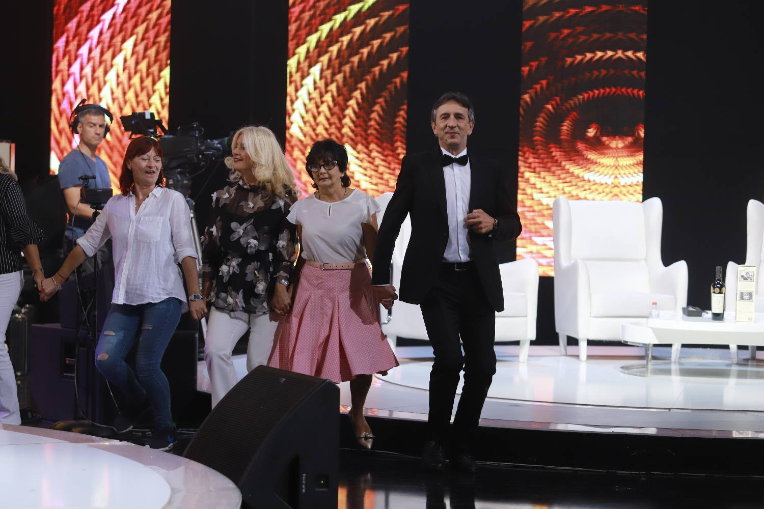 Žika poveo svoje kolce u novoj epizodi, a šou su ipak ukrale ove DVE ATRAKTIVNE PLAVUŠE (VIDEO) 3 2f22776451f577764e18048ab5000935db4e45d4