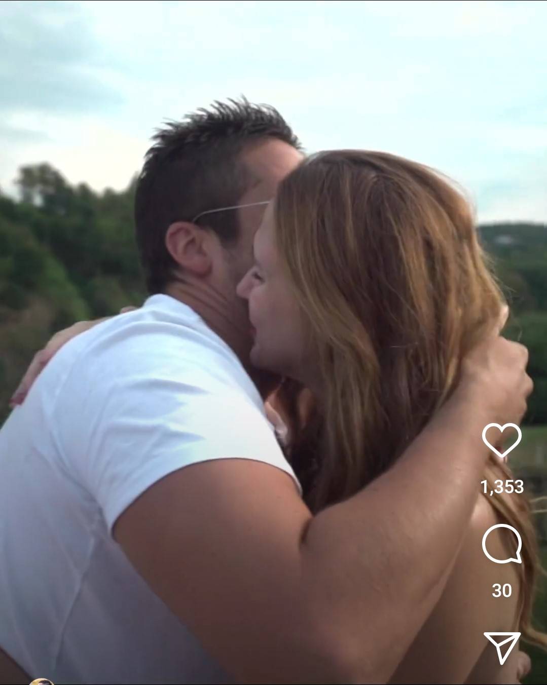 SUZE RADOSNICE, PA SKOK U BAZEN: Nikola Rokvić i Bojana OTKRILI POL BEBE na spektakularan način (VIDEO) 3 2f307c00e76e41dcbcc75668ef9de409a07300f9