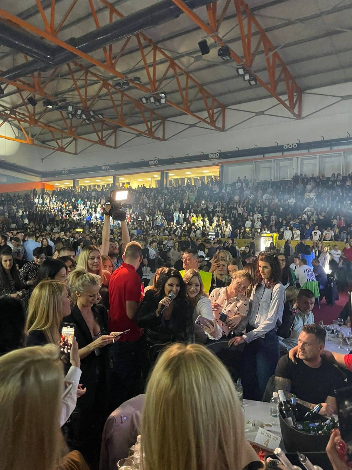 Draganu Mirković FANOVI KRUNISALI u Gradišci (FOTO) 3 2f6bf7209dd681617e76e8bcb2a1464d39a0a215