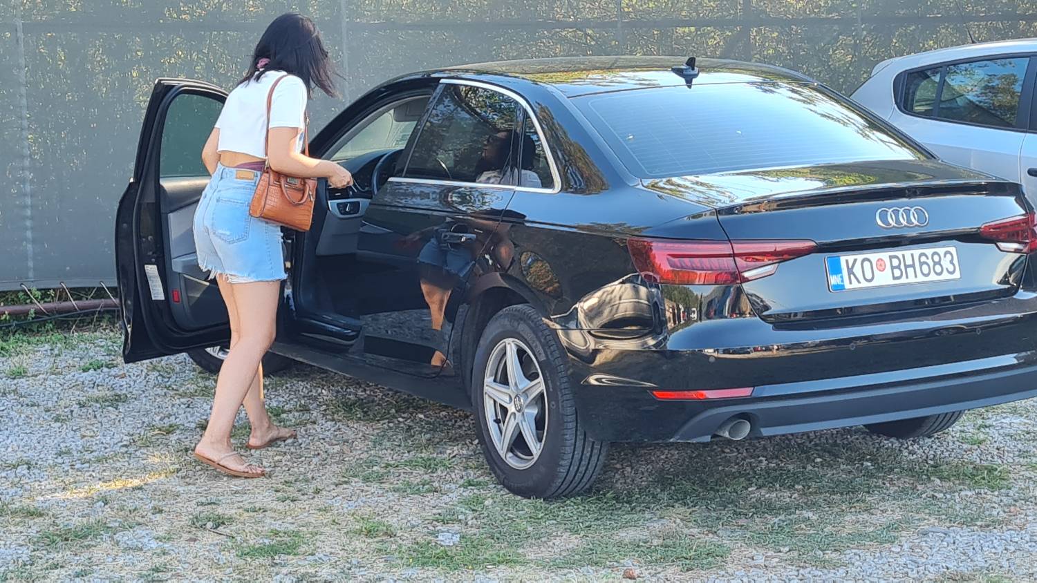OVO NISMO OČEKIVALI: Zvezda Granda SE SKINULA NA PLAŽI I POKAZALA SAVRŠENO TELO (FOTO+VIDEO) 2 30260ae8f3b6fa752349d3b94fbfba091b18a3c4