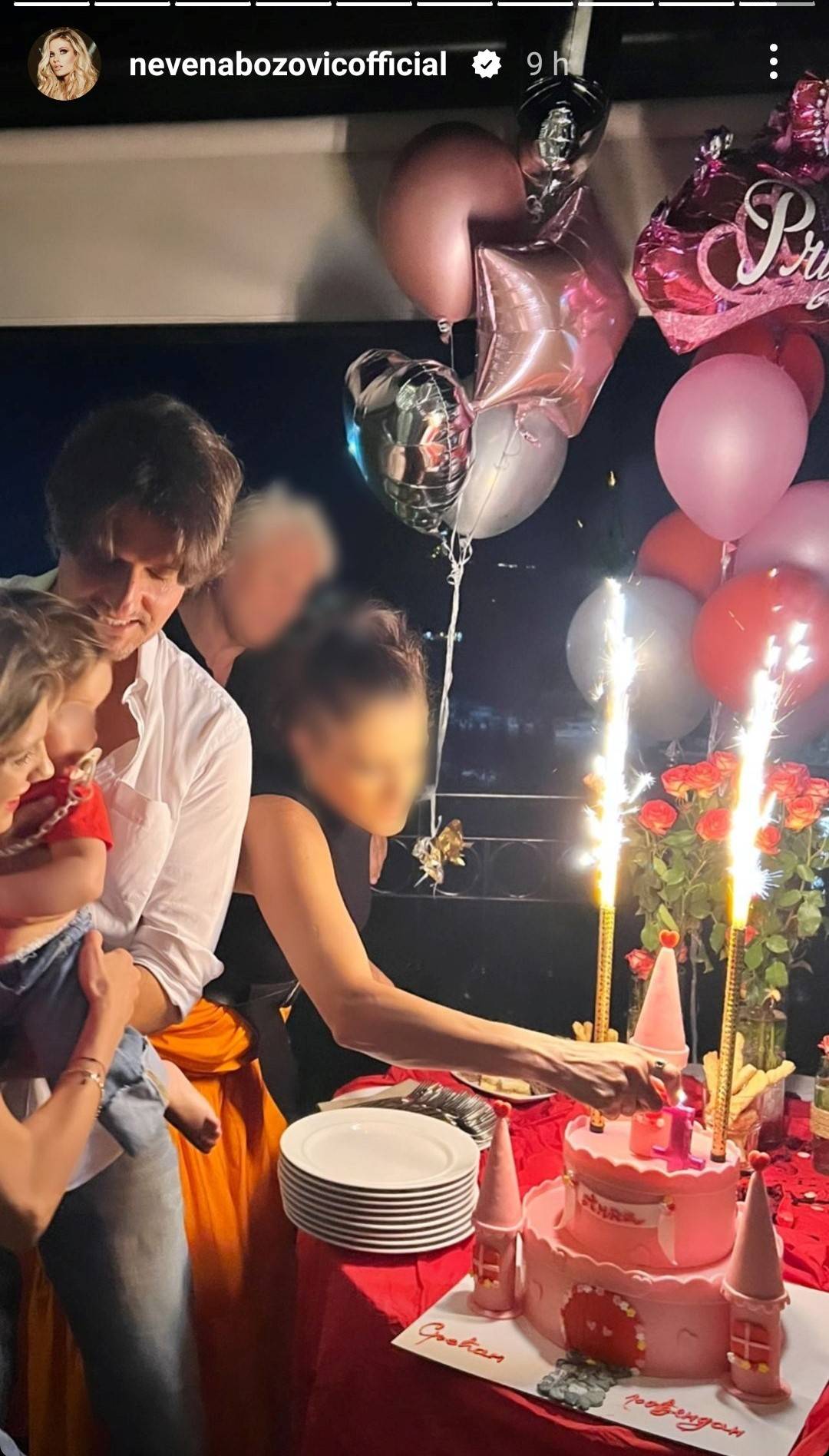 KAO IZ BAJKE: Pevačica proslavila mezimici prvi rođendan, JEDAN DETALJ SVE RAZNEŽIO (FOTO) 5 310a92076691e0d85ce3ea763e23ed7d8f3c602c