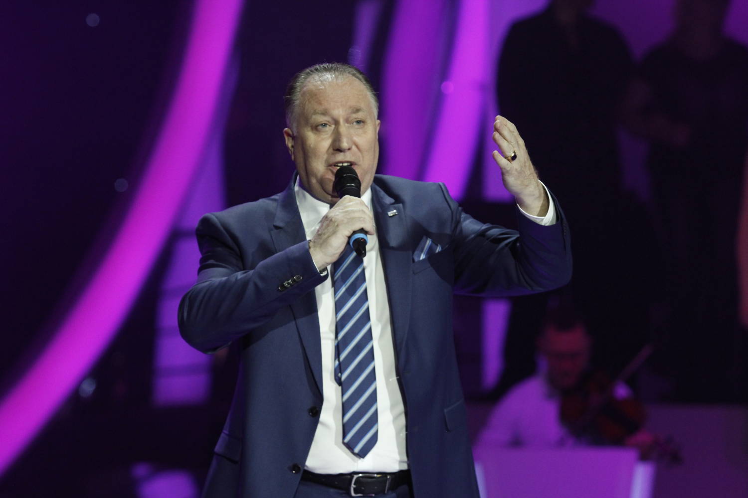 Kad direktor zapeva jednu od najzahtevnijih pesama, Enes Begović pada u TRANS! „Tako se peva u Bosni“ 2 3177bd212bcffc25b718c9173c415751dfa110a9