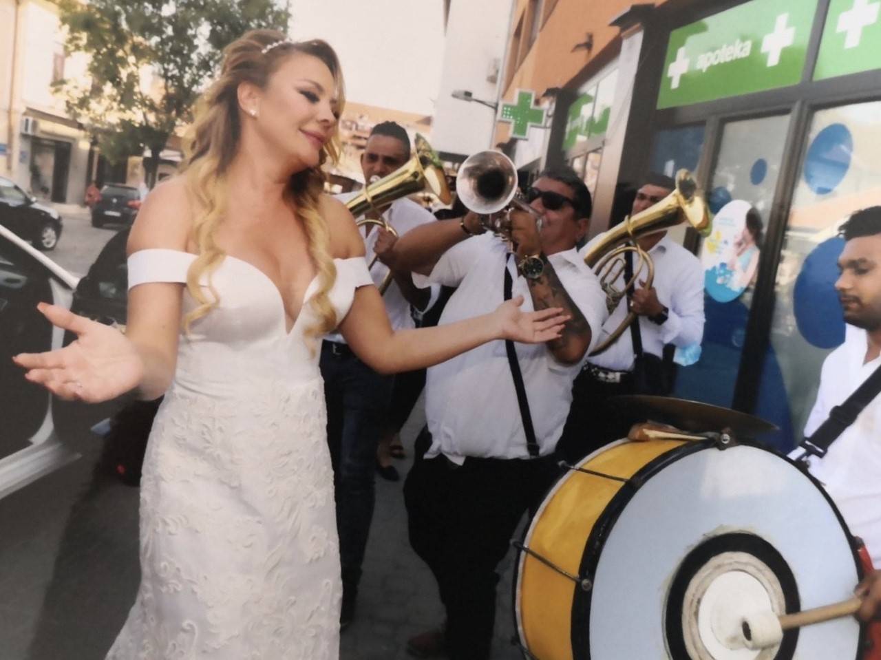 EKSKLUZIVNO Biljana Sečivanović izgovorila sudbonosna "da" i prvi put obukla venčanicu (FOTO) 5 318eb70fbecf0d4ff07eaa94dbc97e1bc9a32902