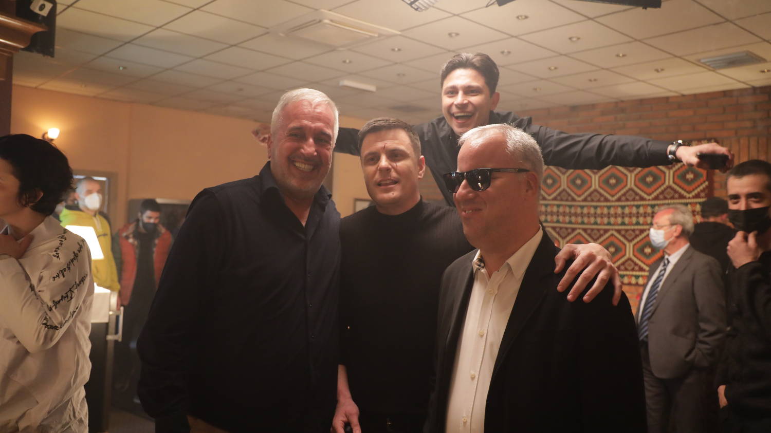 Vuk Kostić u TRANSU dok mu Sofra svira: Pogledajte ekskluzivne kadrove sa snimanja serije "Ubice mog oca" (VIDEO) 3 34116bc27efb8ff4ad82f8d65c482e533d74d1f9