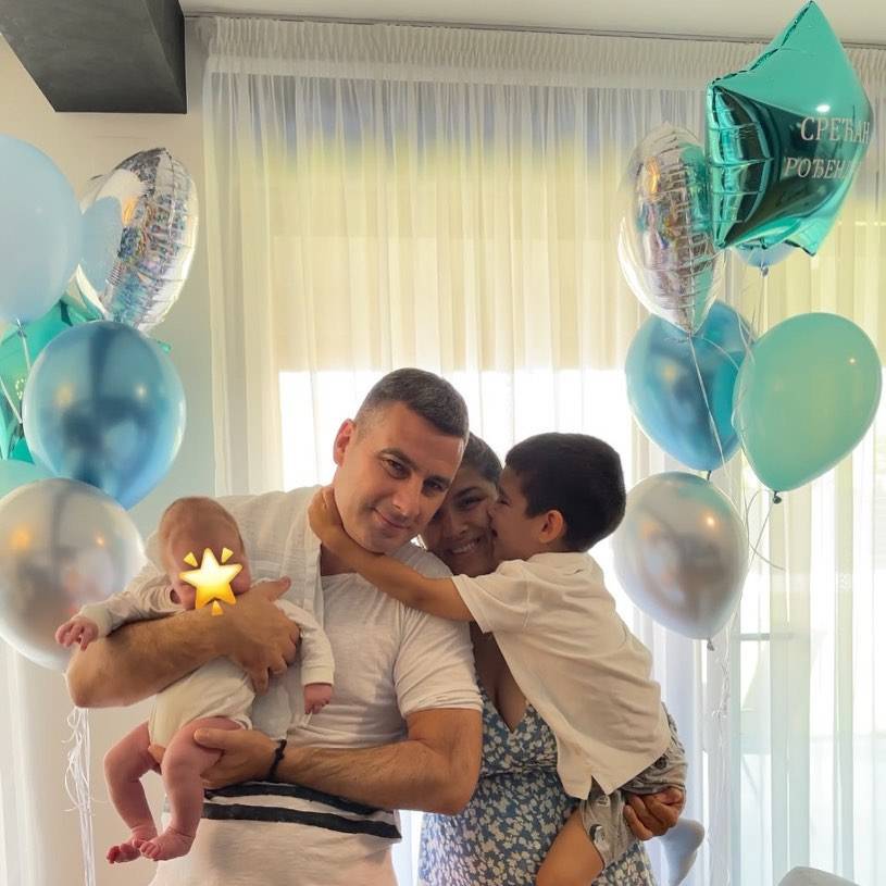 Rada Sarić pokazala porodicu: "Bogu hvala na svemu što nam je dao" 3 38db4e73118dffc6b013535974b9af1dcd81d90f