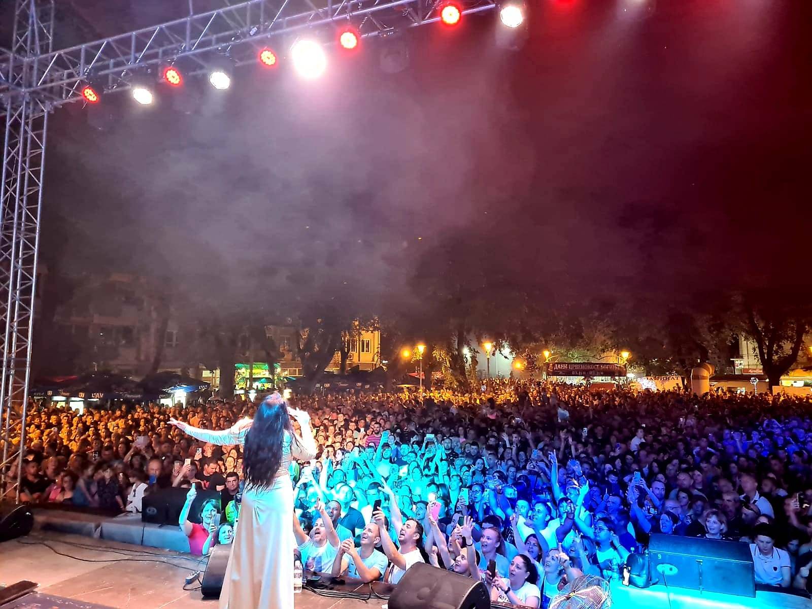 Dragana Mirković oborila rekord u Odžacima, pa posebnu pesmu otpevala svom fan klubu (FOTO) 5 3a59bc67f31ebdc2d477fb83872052a797a46d68